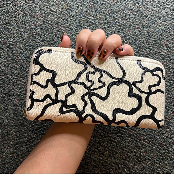 Handbags - Black & White Cream Swirl Circle Blob Pattern Design Clutch Wallet Accessory